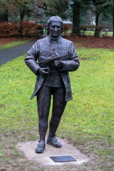 Niel Gow statue